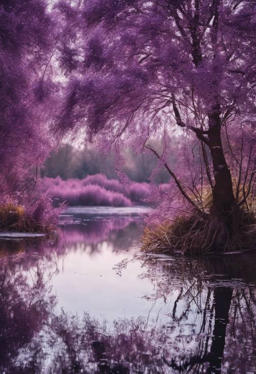 Un boschetto di alberi viola scintillanti che si riflettono su uno stagno calmo e sereno.