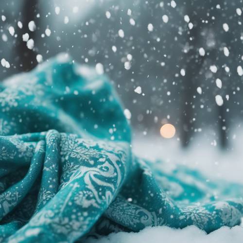Khung cảnh mùa đông với tuyết rơi trên tấm chăn có họa tiết gấm hoa màu ngọc lam.