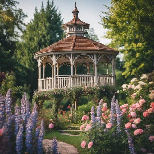 Ein bezaubernder Pavillon in einem Garten voller blühender Rosen, Gänseblümchen und Lupinen.