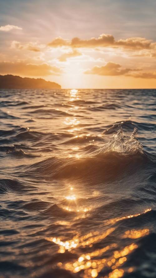 Những tia nắng chói chang, rực rỡ của mặt trời lặn chiếu sáng một vùng biển yên tĩnh.