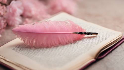 Uma caneta de pena rosa, apoiada em um romance inglês vintage com capa rosa flor.