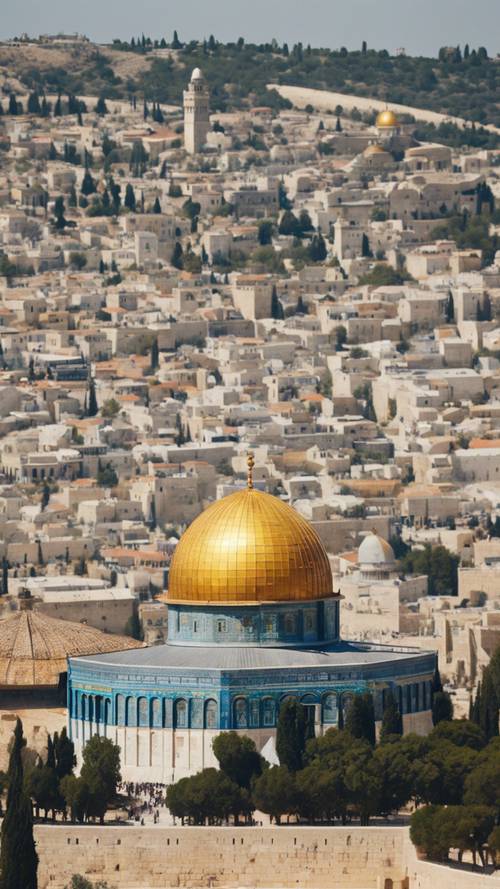 Widok na panoramę starożytnego miasta Jerozolimy i złotej Kopuły na Skale wczesnym latem.