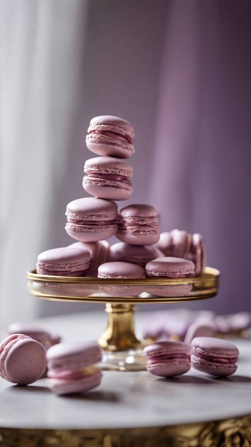 Una caja de macarons de color violeta claro colocada sobre una mesa con pedestal elegante y color crema.