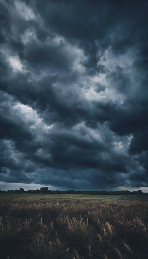 一片浓烈、阴沉、深蓝色、富有质感的暴风雨天空。