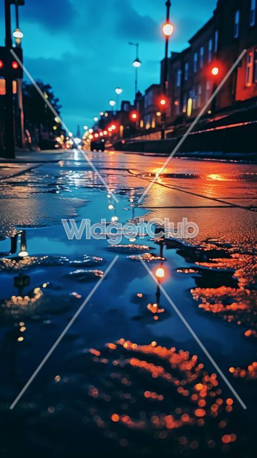 夜の街灯が濡れた道路に反射する壁紙