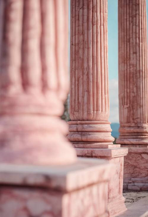 Un&#39;antica colonna greca realizzata in marmo rosa pastello.