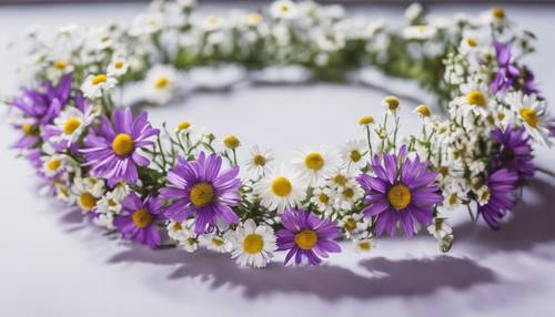 Una corona floral de estilo boho hecha de pequeñas margaritas blancas y flores silvestres de color púrpura.