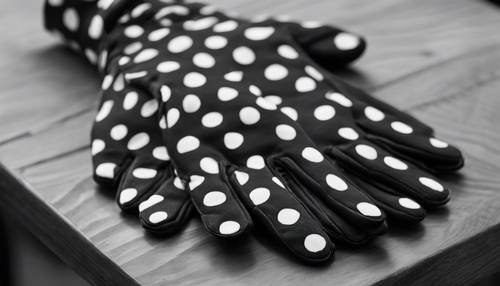 Vintage czarno-białe rękawiczki w kropki na mahoniowym stole