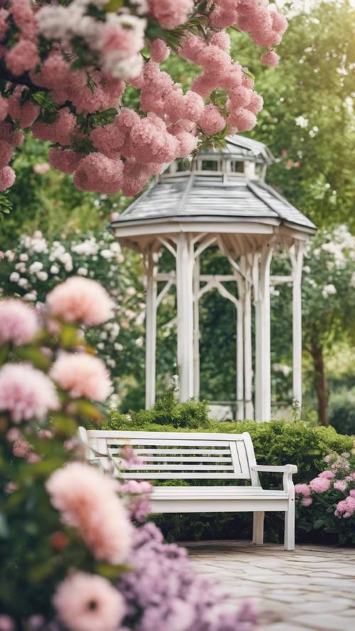 Beyaz çardağın altında, tamamen çiçek açmış çiçeklerle çevrili, şık tarzda bir bahçe bankına sahip büyüleyici bir yaz bahçesi.