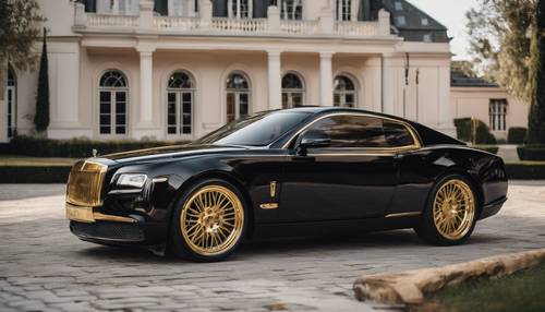 Um luxuoso carro esportivo preto com jantes douradas estacionado em frente a uma mansão.