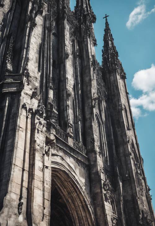 Uma catedral gótica com paredes de pedra enegrecida sob um céu azul agourento.