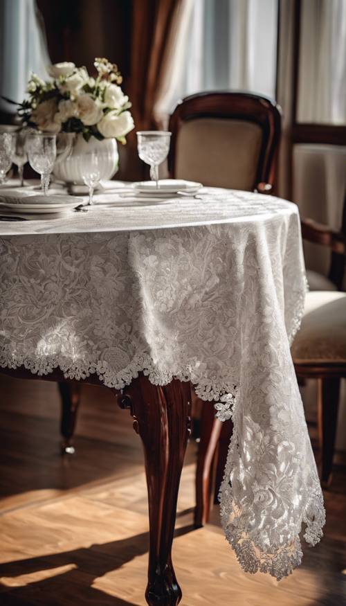 Taplak meja berpenampilan royal dari damask putih berkilauan di atas meja mahoni untuk makan malam yang elegan.