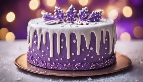 Una torta natalizia viola splendidamente decorata con agrifoglio e glassa a tema invernale.