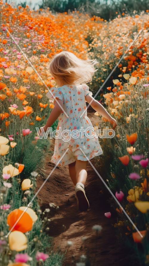 Девушка бежит по цветочному полю