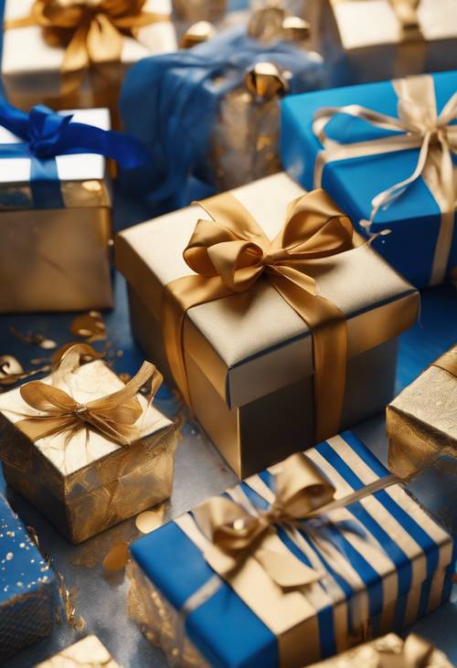 Uma luxuosa caixa de presente dourada e azul em uma pilha de presentes de aniversário.