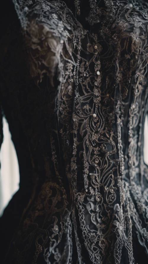 Close de detalhes de renda gótica preta em um vestido da era vitoriana.