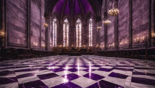 Paredes de mármol de color púrpura oscuro de una gran catedral.