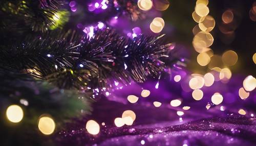 Oropel morado brillando contra el verde de un denso árbol de Navidad, con luces de hadas centelleantes en el fondo.