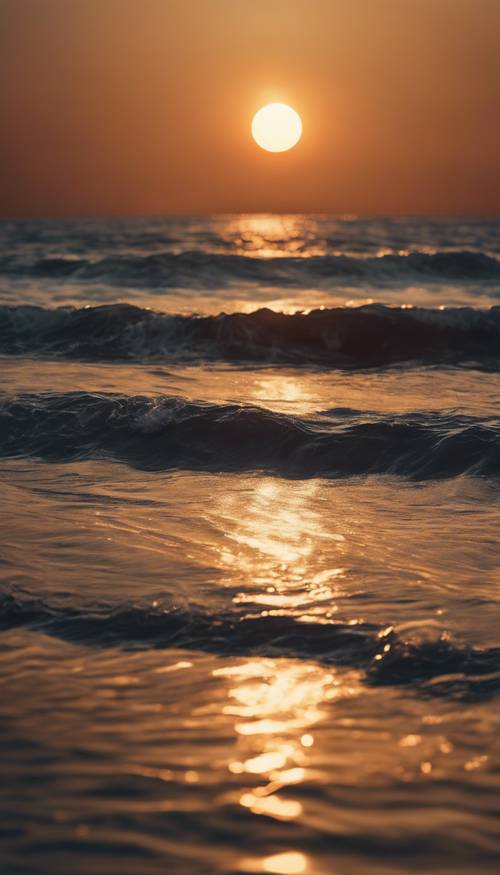 Sol redondo e gigantesco afundando no oceano calmo, lançando um brilho ardente sobre a água.