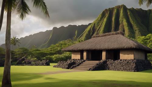 معبد هاواي القديم، أو هياو، محاط بالغابات المطيرة وخلفية جبلية مثيرة.