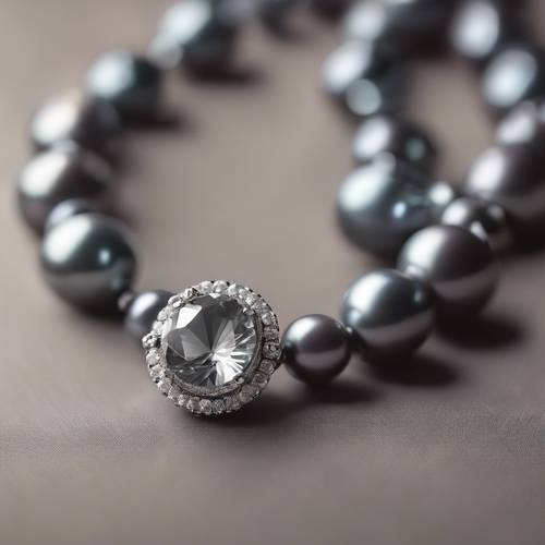 Um diamante cinza incrustado entre pérolas cinzas combinando em um design sofisticado de colar.