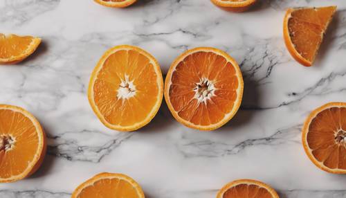 一张艺术俯视图，拍摄于白色大理石桌上一颗被切成两半的橙子
