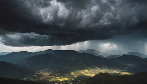 Awan badai yang dramatis menciptakan teater alam di atas pegunungan yang masih asli.