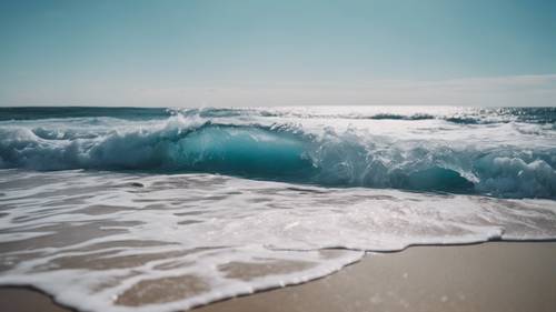 Las olas del océano, brillantes pero de color azul pastel, golpean tranquilamente una playa desierta.