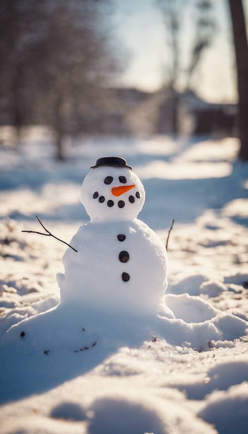 Ein schmelzender Schneemann an einem leicht sonnigen Winternachmittag, umgeben von Kinderfußabdrücken im Schnee.