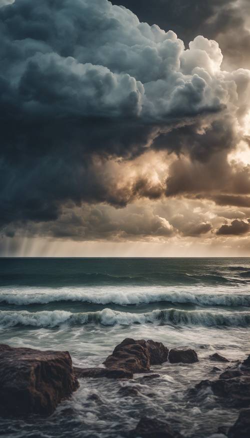 Formidables nubes de tormenta se acumulan sobre un océano expansivo.