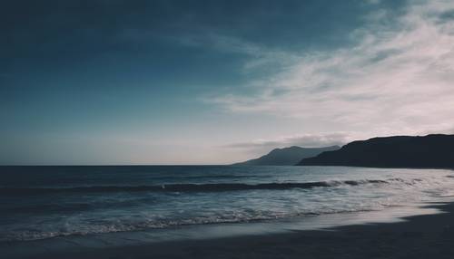 짙은 파란색 옴브레 하늘 아래 바다 전망의 풍경. 벽지 [85a0d4307f9e426dbd5b]
