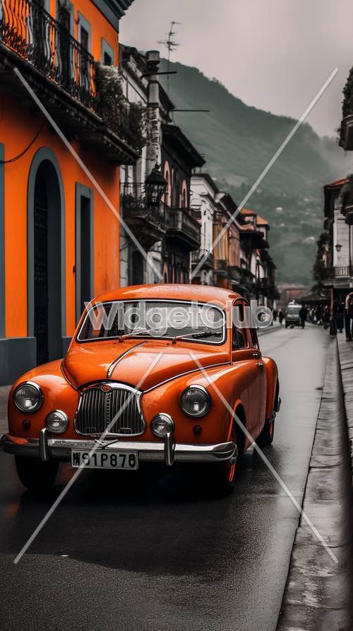 Voiture orange vintage sur une rue pluvieuse
