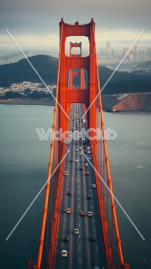 Widok z lotu ptaka na most Golden Gate o zachodzie słońca