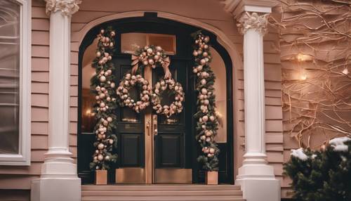 D&#39;élégants rubans en or rose ornent une porte d&#39;entrée de Noël chaleureuse et accueillante.