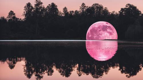 Une lune rose se reflétant sur un lac serein.