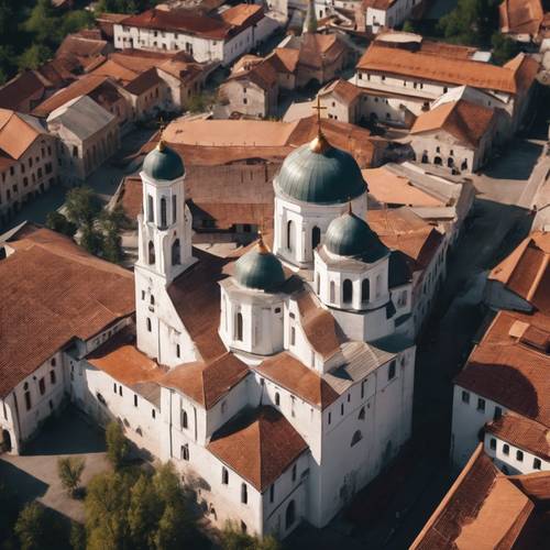 Una veduta aerea di un vasto monastero cristiano nel cuore di una città vecchia.