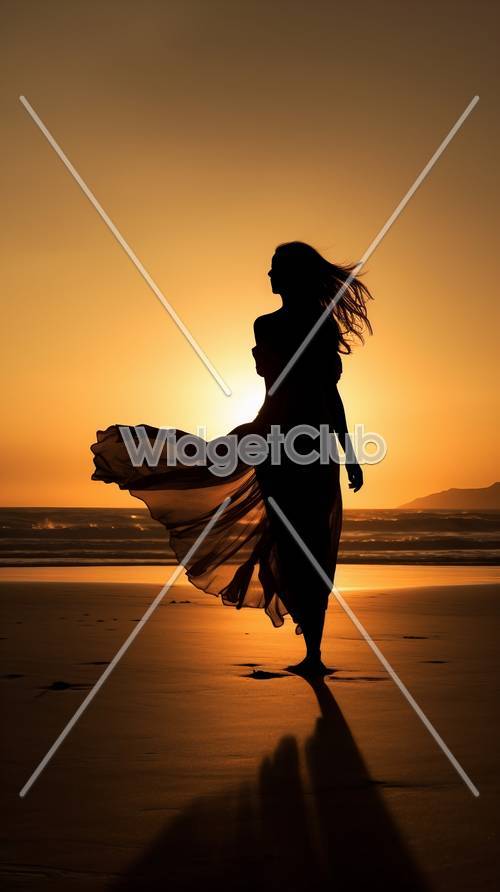 Coucher de soleil, silhouette d&#39;une femme au bord de la mer