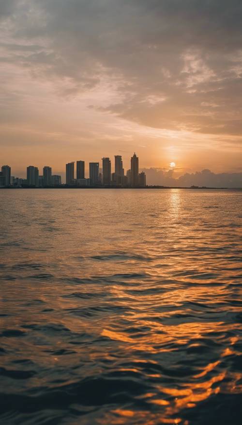 A picturesque view of Manila Bay with the iconic sunset in the background. Tapet [bc9a68b40b7348aabd50]