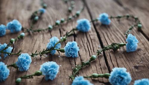 Um rosário de cravos azuis sobre uma velha mesa de madeira rústica.