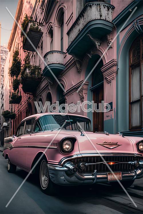 魅力的な通りにあるクラシックなピンクの車