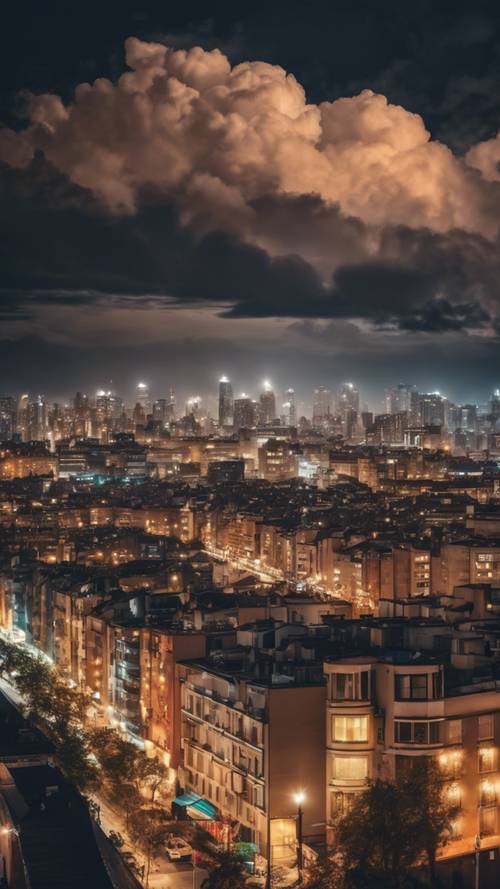 Una estimulante escena nocturna con un cielo nublado iluminado por las luces de la ciudad.
