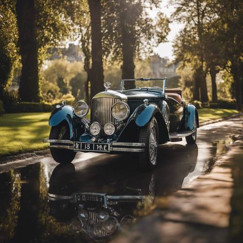 Une Bentley vintage des années 1930, polie à la main pour obtenir une finition miroir, se dressant majestueusement sur un grand domaine.