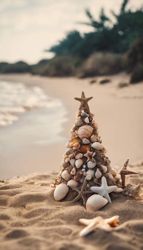 Un albero di Natale scavato nella spiaggia sabbiosa con conchiglie e stelle marine come ornamenti.