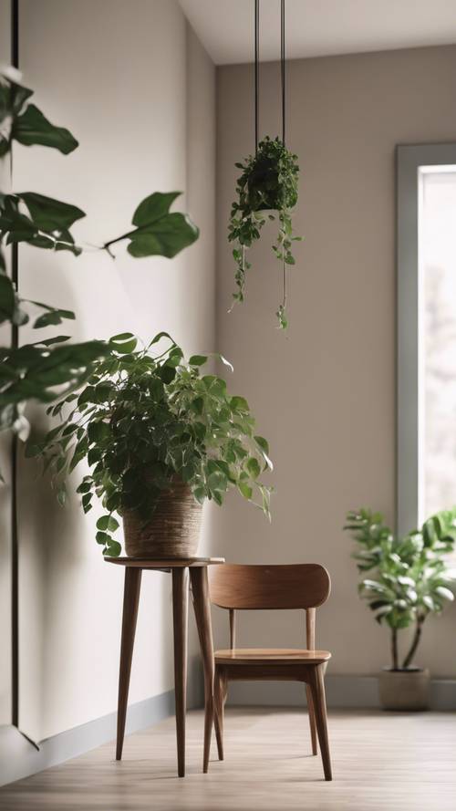 Sudut ruangan minimalis menampilkan tanaman gantung dan meja samping kayu rendah.