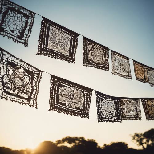 Spanduk papel picado Meksiko antik berkibar-kibar di langit biru cerah.