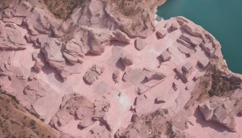 Una vista aérea de una cantera de mármol rosa pastel.