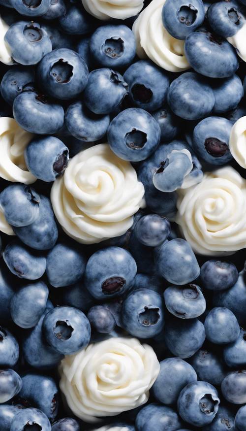 Modèle sans couture de bleuets et de tourbillons de crème fouettée.