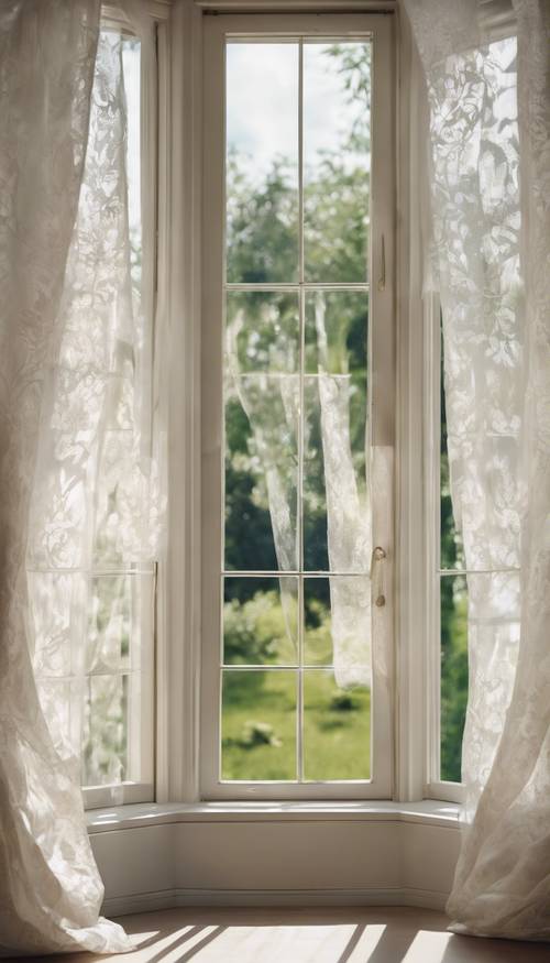 夏のコテージ窓からそよ風になびく上品な白いダマスクカーテン 壁紙