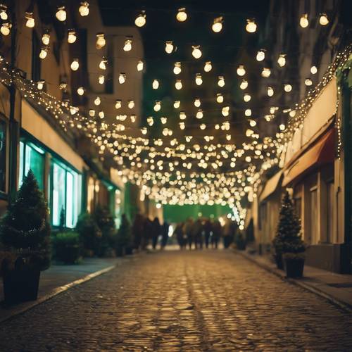 Una vista nocturna de una calle adornada con luces y decoraciones navideñas verdes.