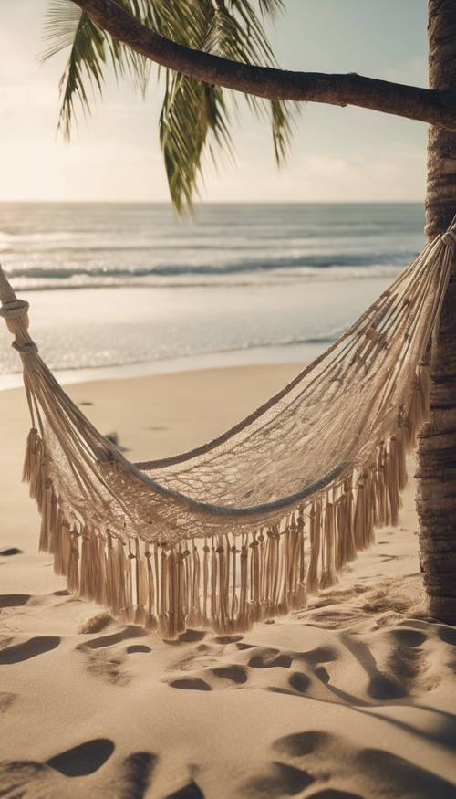 在夏日場景中，波西米亞別緻的流蘇吊床在僻靜的海灘附近輕輕擺動，遠處可以欣賞到海景。